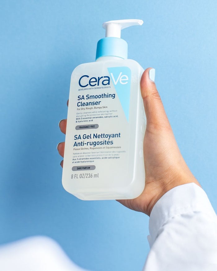 eraVe SA Smoothing Body Cleanser – 236 ml bottle with salicylic acid for exfoliating rough and dry skin, leaving it soft and smooth.