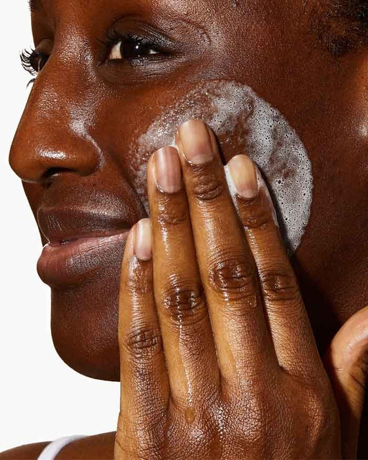 eraVe SA Smoothing Body Cleanser – 236 ml bottle with salicylic acid for exfoliating rough and dry skin, leaving it soft and smooth.